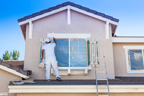 homem pintando a casa